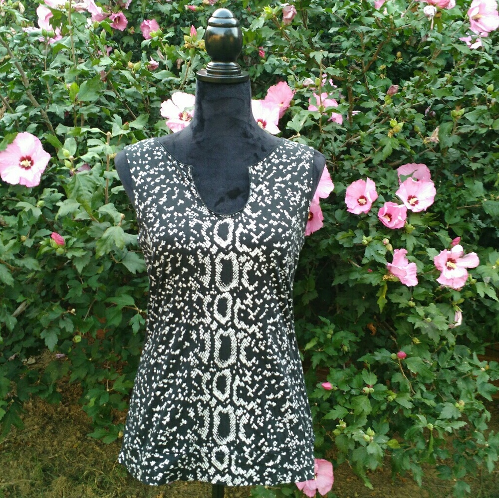 White House Black Market Black & Silver S/L Top